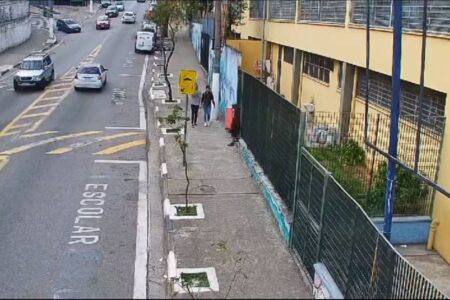 Câmera de monitoramento flagra roubo de extintor na Emeb Mario Santalucia