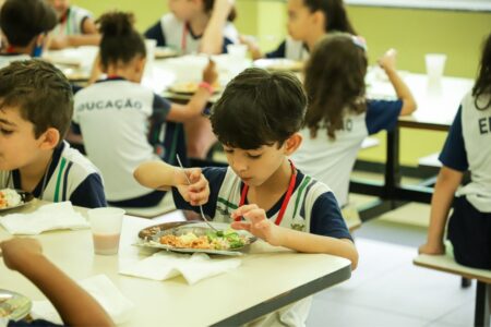 Cardápio digital das escolas de São Caetano leva bons hábitos alimentares às famílias; saiba como recebê-lo