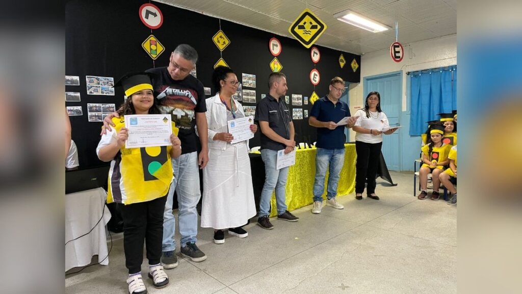Estudantes de Ribeirão Pires recebem certificação após curso sobre trânsito