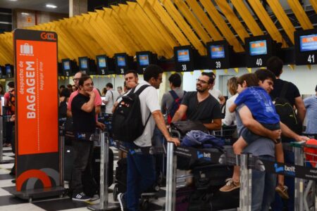 Feriado aumenta movimento em rodovias e aeroportos paulistas