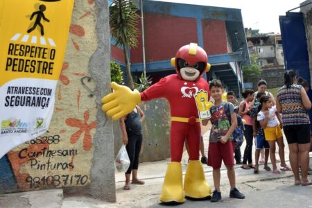 Mister Mão conscientiza pais e alunos sobre travessia segura em escolas de Santo André