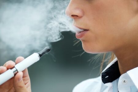 Cigarros eletrônicos também são vilões da saúde bucal