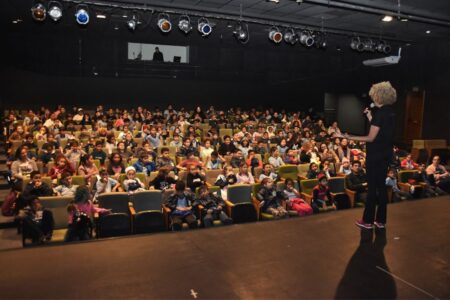 Esquete de teatro conscientiza alunos de Santo André sobre respeito às leis de trânsito