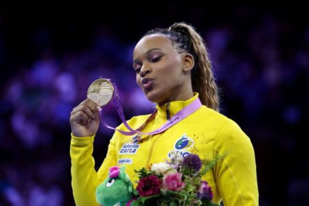 Ginasta Rebeca Andrade é bicampeã mundial do salto na Bélgica