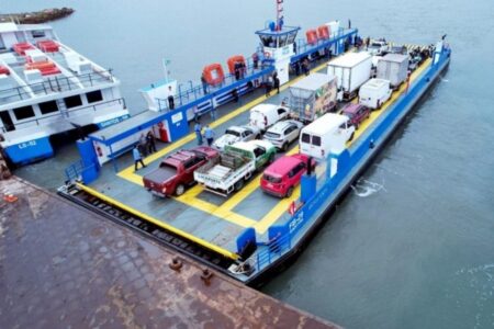 Novo regime para caminhões na Travessia São Sebastião-Ilhabela, iniciado nesta segunda-feira, restringe transporte de carga em veículos pesados durante o dia