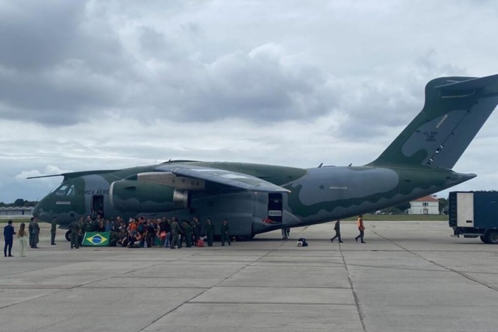 Novo voo de repatriação desembarca no Brasil com 66 brasileiros e três bolivianas