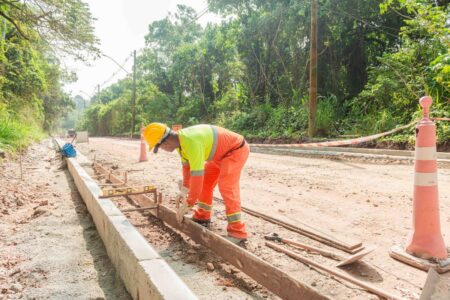 Prefeito Orlando Morando vistoria andamento das obras da Estrada dos Alvarengas