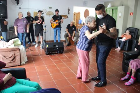 Projeto Estação Alegria leva música e diversão a idosos de São Caetano