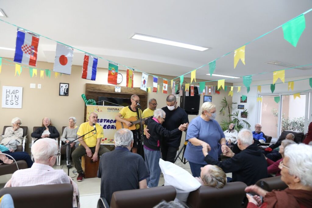 Projeto Estação Alegria leva música e diversão a idosos de São Caetano

