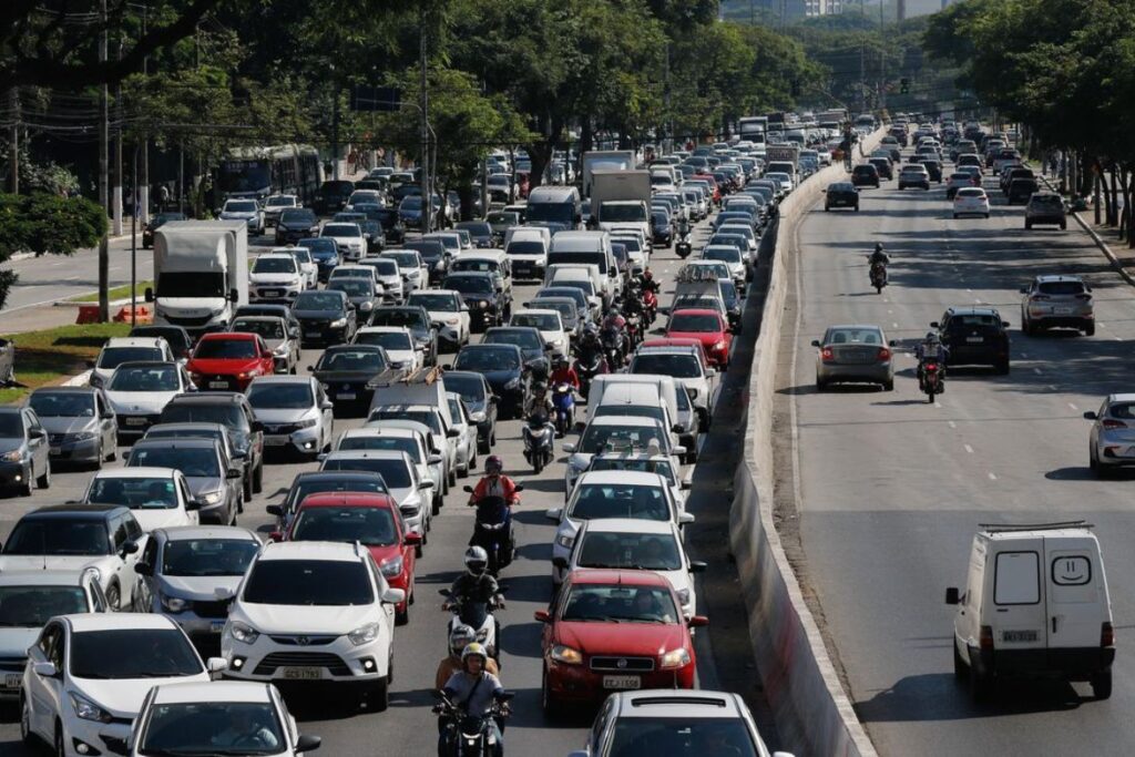 SP tem ponto facultativo e suspende rodízio por greve no transporte