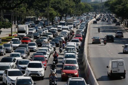 SP tem ponto facultativo e suspende rodízio por greve no transporte