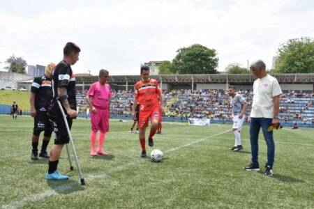 Santo André arrecada alimentos e brinquedos em jogo de futebol beneficente