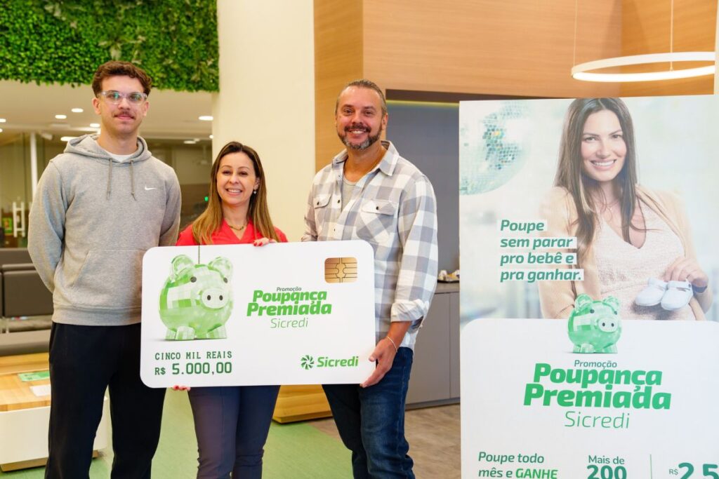 Sicredi entrega prêmio de campanha da poupança a associado de São Paulo (SP)