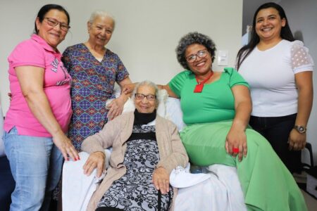 Vice-prefeita visita diademense de 102 anos