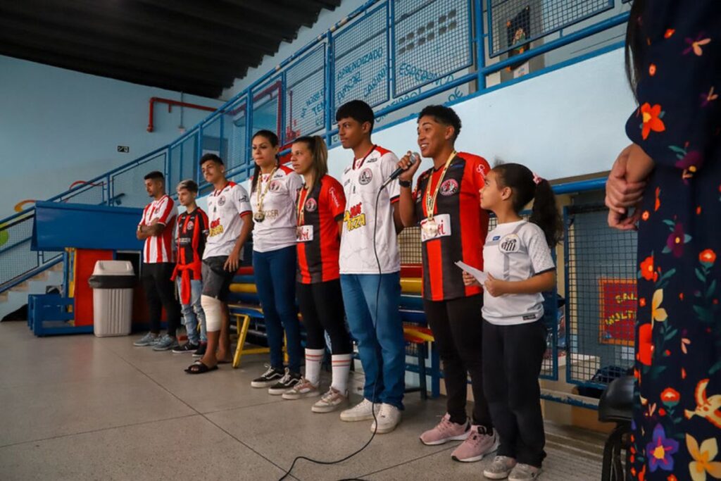 Escola de Diadema recebe visita das campeãs e vice-campeões da Taça das Favelas