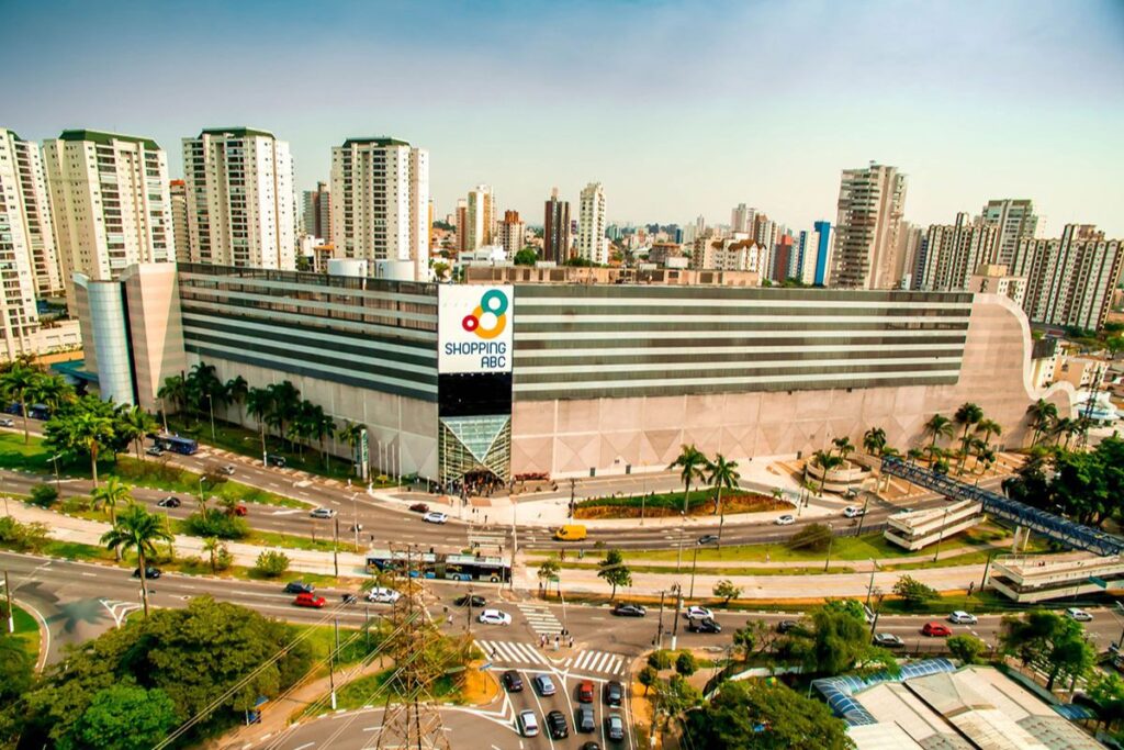 Novembro Azul Shopping ABC recebe posto médico para aferição de pressão e orientações