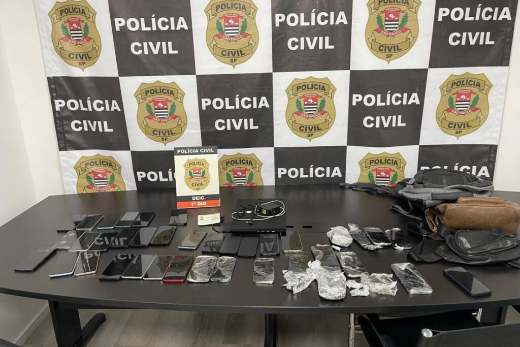 Polícia faz operação para combater esquema de receptação de celulares no centro de SP