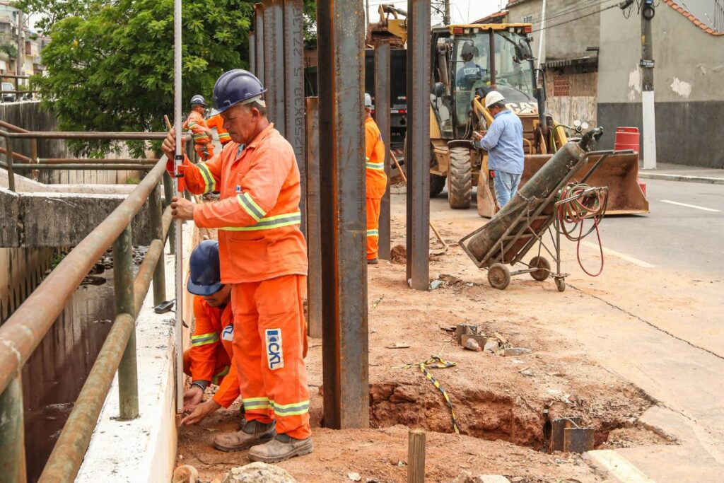 Prefeito Orlando Morando autoriza obras de pontilhão na Av. Juscelino Kubitschek