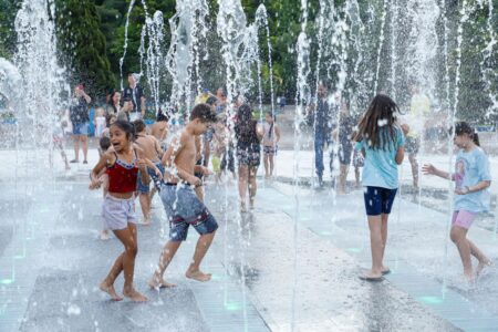 Ampliado pela Prefeitura, Chico Mendes agora tem chafariz interativo para refrescar a criançada