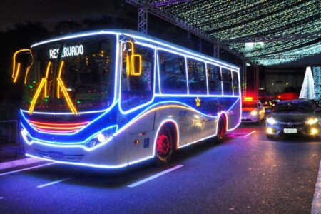 Bus Noel realiza passeio de crianças com deficiência no Natal Solidário de Santo André