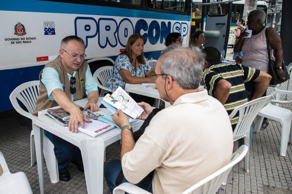 Calçadão da Rua Coronel Oliveira Lima recebe Procon Móvel nesta terça