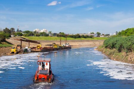 DAEE inicia obras de desassoreamento no Rio Tietê em Itaquaquecetuba, Mogi das Cruzes, Poá e Suzano