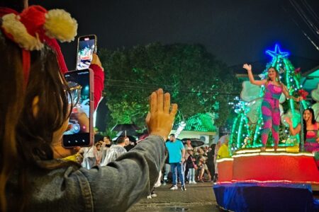 Desfile de abertura do Natal Mágico de Ribeirão Pires atraiu 6 mil visitantes