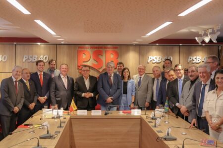 Lideranças do PSB saúdam Datena em ato de filiação