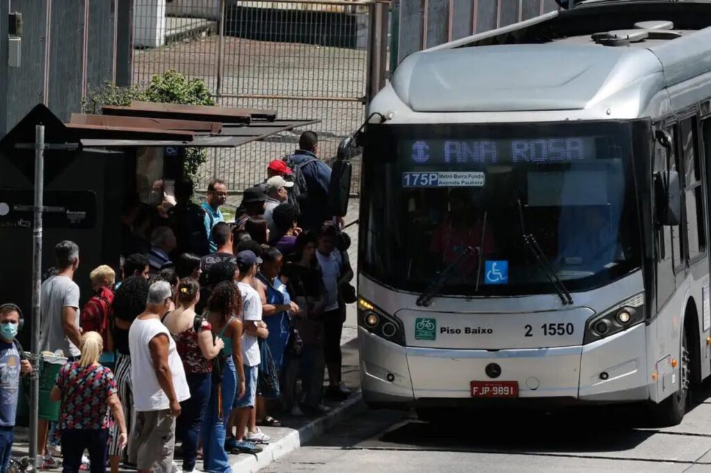 Metrô e trem de São Paulo sobem para R$ 5 e tarifa de ônibus é mantida