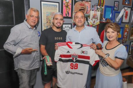 Prefeito Guto Volpi recebe visita de Gustavo dos Santos, atleta de Ribeirão Pires campeão nacional de futsal