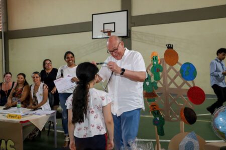 Prefeito de Diadema entrega medalhas a estudantes pelo desempenho na Olimpíada de Matemática