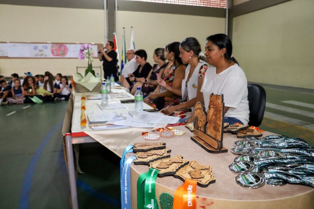 Prefeito de Diadema entrega medalhas a estudantes pelo desempenho na Olimpíada de Matemática