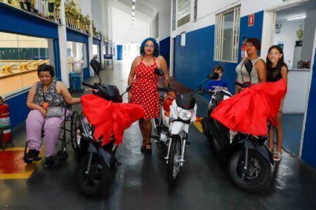 Sorteados do Natal Solidário recebem motos do Fundo Social de Solidariedade de São Caetano