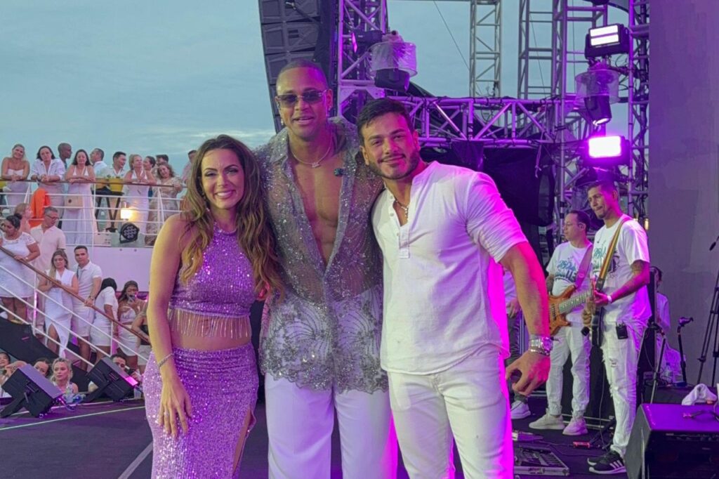 Apresentadora Carla Prata é pedida em casamento no show do Leo Santana