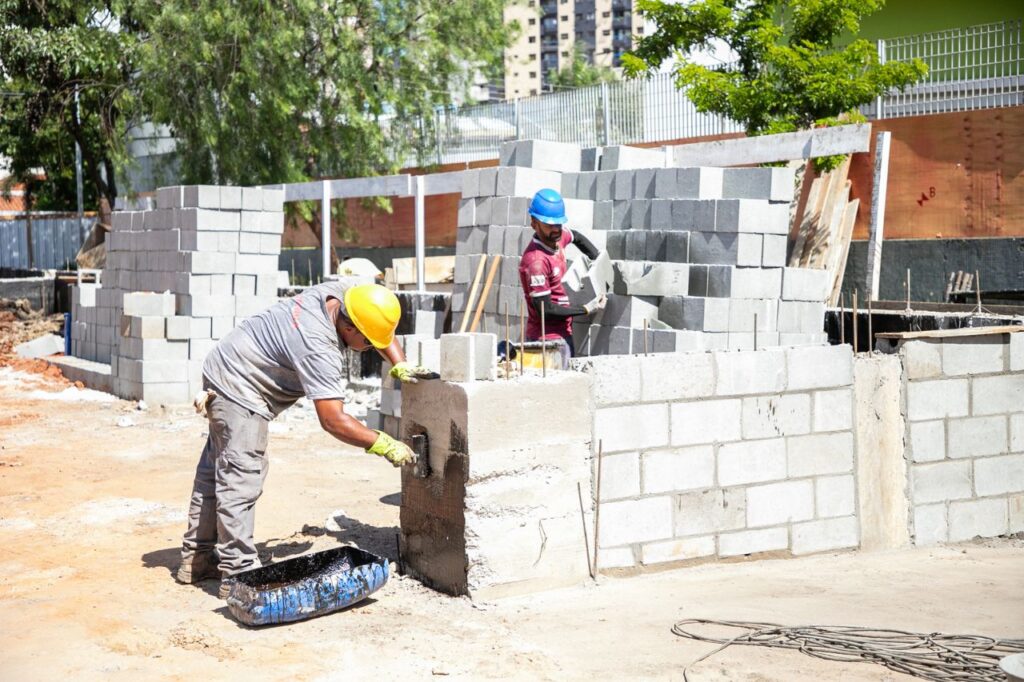 Auricchio e Regina Maura visitam obras de ampliação do Hospital Albert Sabin