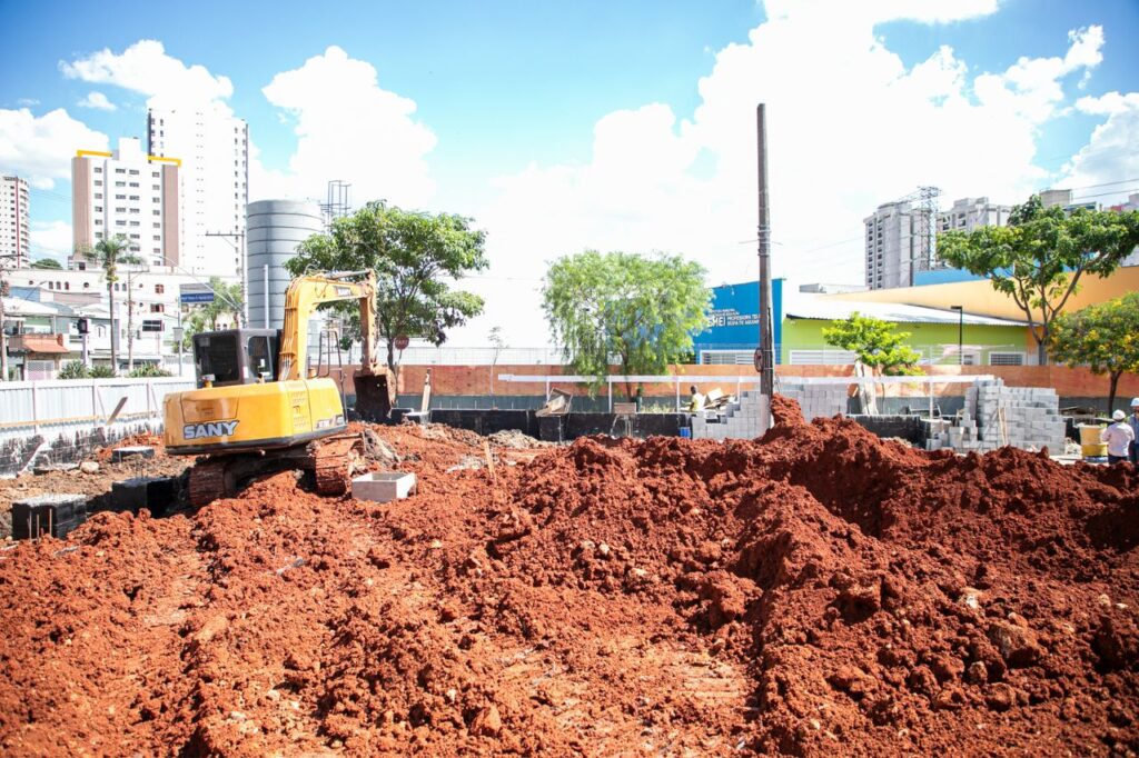 Auricchio e Regina Maura visitam obras de ampliação do Hospital Albert Sabin