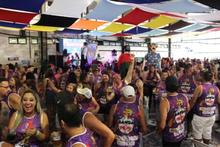 Banda do Peru anima esquenta de carnaval no Clube Atlético Aramaçan