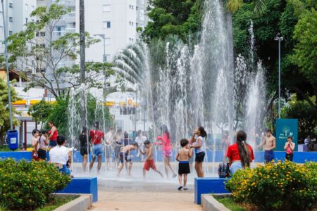 Chafarizes interativos viram atração no verão em São Caetano