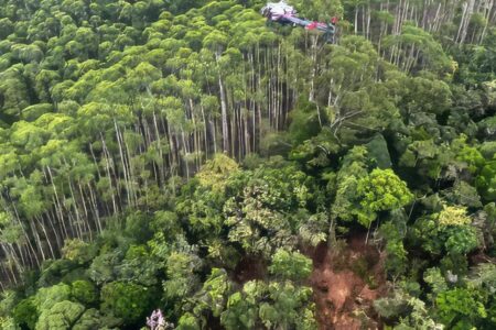 Corpos de ocupantes de helicóptero são encontrados junto aos destroços