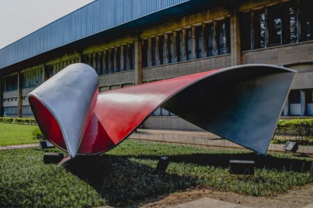 Em parceria do Instituto Tomie Ohtake com a fabricante de tintas AkzoNobel, obra da artista japonesa localizada na USP é restaurada