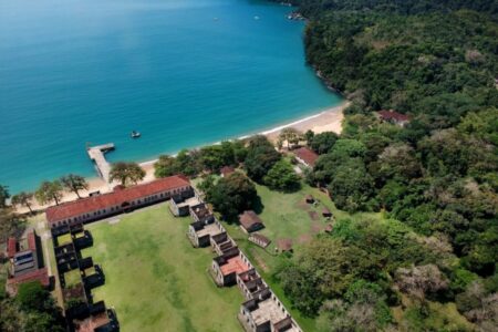 Ilha Anchieta é paraíso sustentável com muita natureza e história preservadas