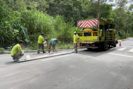 Prefeitura de Ribeirão Pires realiza sinalização horizontal na Avenida Santa Clara