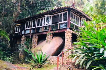 Hospede-se em casas rústicas em uma charmosa vila a poucos passos do mar em Ilhabela (SP)