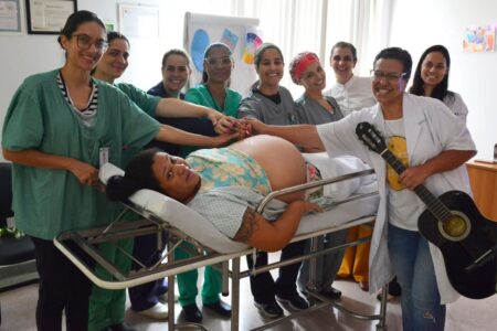 Pintura gestacional aproxima mães e filhos no Hospital da Mulher de Santo André