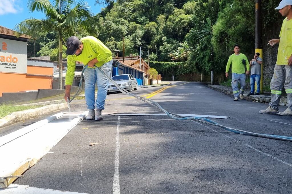 Prefeitura de Ribeirão Pires realiza nova pintura de sinalização viária na Rua Pedro Mansueto Bechelli