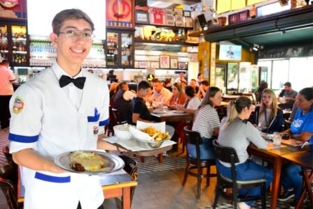 Prefeitura de Santo André e Sehal promovem curso gratuito para garçom e garçonete