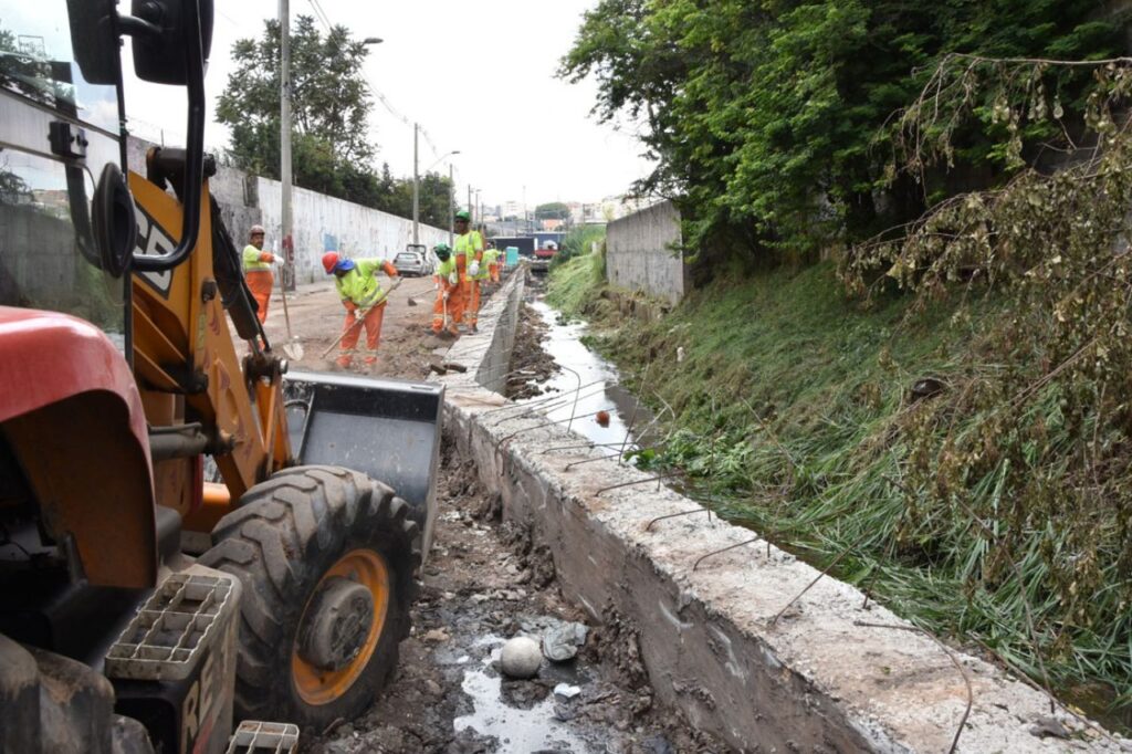 Santo André realiza obras para canalizar Córrego Utinga e recuperar rua que estava fechada