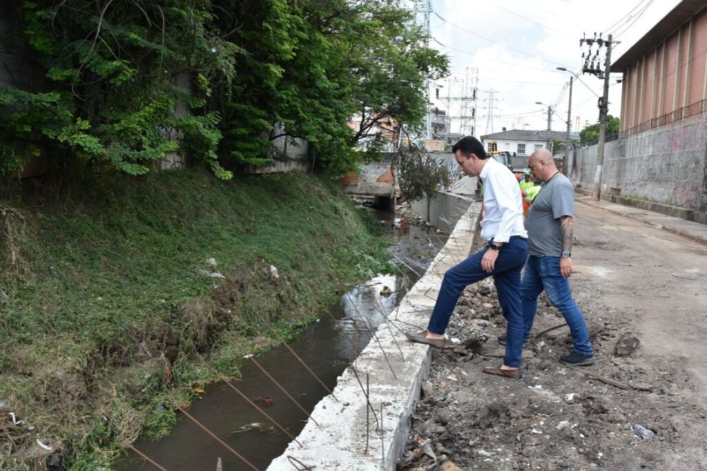 Santo André realiza obras para canalizar Córrego Utinga e recuperar rua que estava fechada