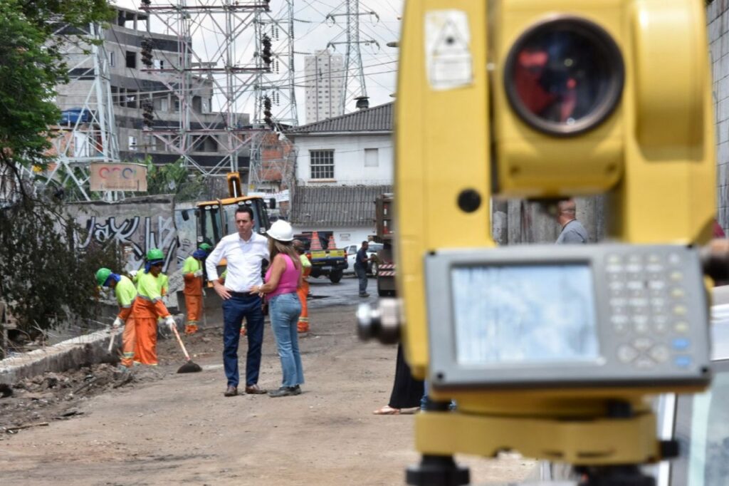 Santo André realiza obras para canalizar Córrego Utinga e recuperar rua que estava fechada