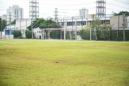 São Caetano entrega mais um campo de futebol e homenageia Lazinho